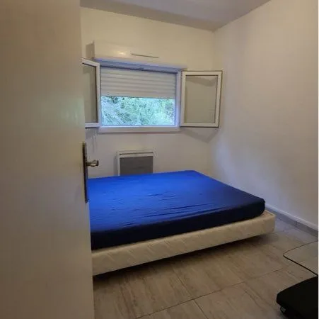 Une chambre dans une maison individuelle dans une résidence sécuriser