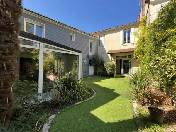 Maison 11 pièces 256 m²