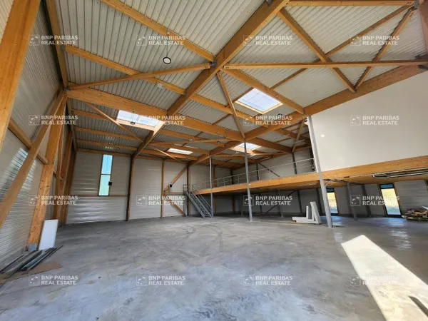 Local d'activité 700 m²