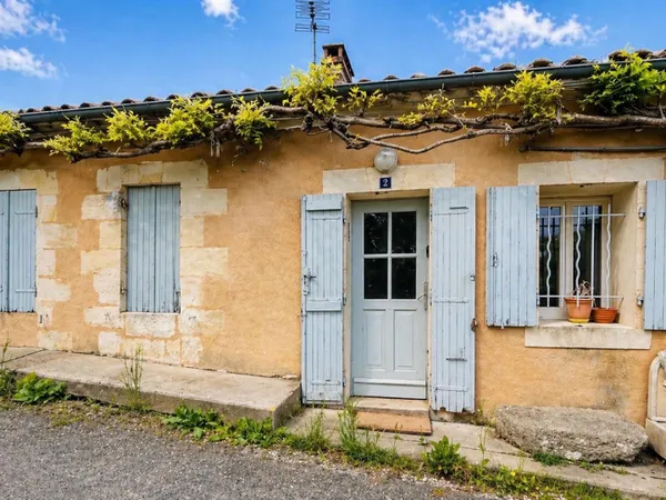 Maison au calme avec grand terrain à Cars