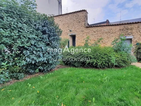 En Hyper cente composé d'un bel appartement et d'un commerce