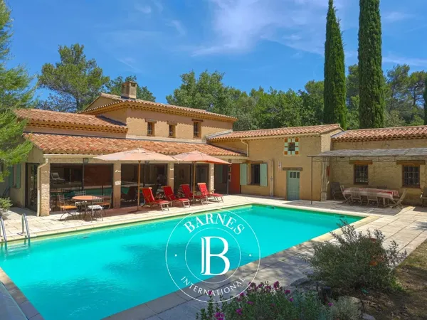 MÉNERBES - PROPRIÉTÉ DE CHARME - 3 CHAMBRES - PISCINE - TERRAIN CONSTRUCTIBLE - VENDUE MEUBLÉE