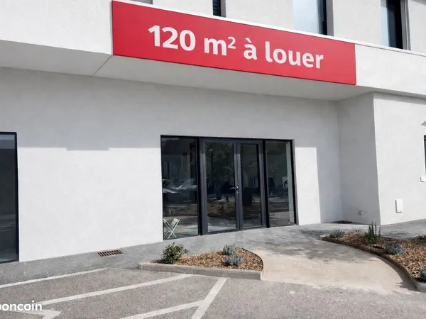 Zone commerciale très recherchée - Bureaux / commerce de 120m2 - parking de 148 places