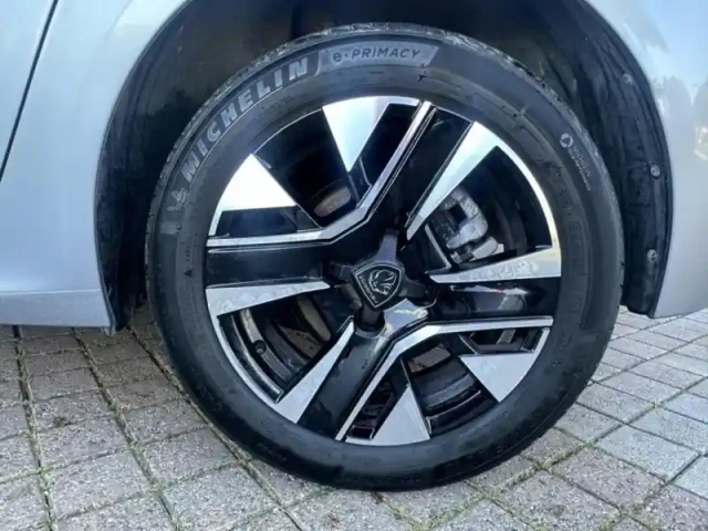 Peugeot 208 1.2 puretech 100ch s&amp;s allure — photo 13
