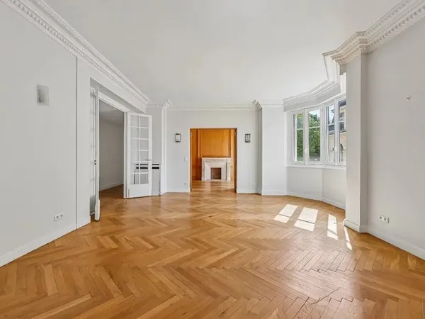 NEUILLY SAINT JAMES / LONGCHAMP: Élégant appartement familial de 158 m² sur jardin avec balcon