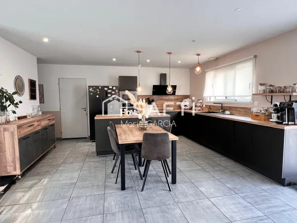 Maison-plain-pied 130 m² - 5 chambres - Terrain 1 070 m² - Piscinable- borne électrique pour recharg