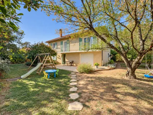 01150 BLYES Maison 4 chambres, sous-sol complet et jardin