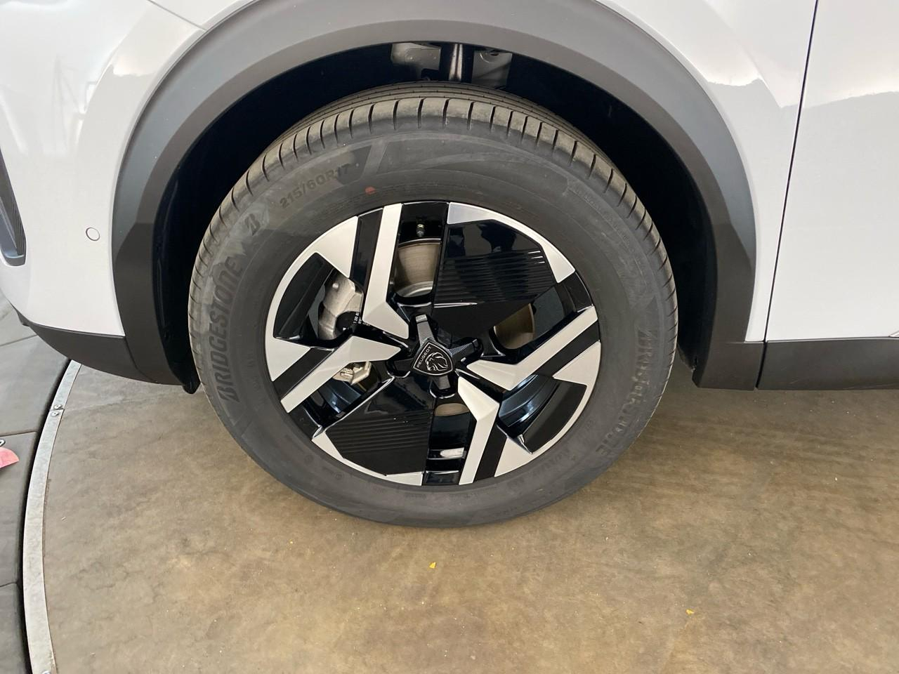 Peugeot 2008 hybrid 145 ch e-dcs6 allure — photo 11