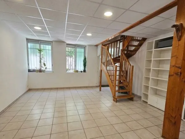 Proche Saint Aubin, grand T3 duplex atypique de 88m² + cour privative