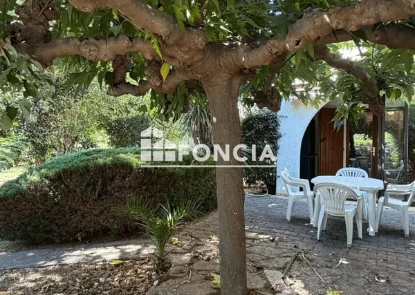 STUDIO 24M2 AVEC GRAND JARDIN PRIVATIF A 50M DU PORT ET DE LA PLAGE