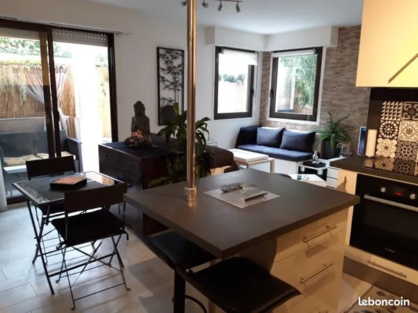Grand studio meublé "tout compris" (bail mobilité ou bail étudiant )avec terrasse, parking et piscin
