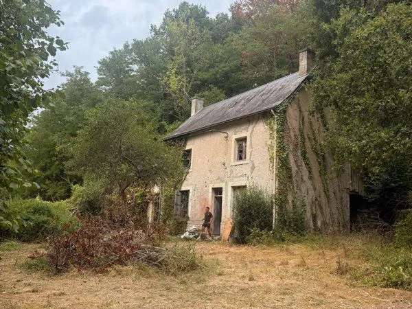 Maison à rénover sur 9 000 m² de terrain