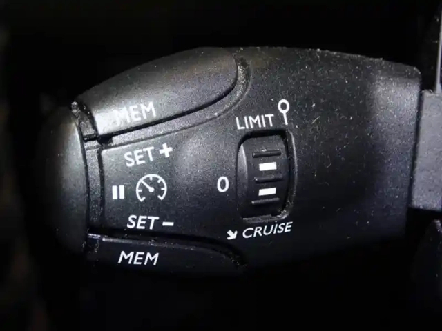 Peugeot 208 1.2 puretech 100ch s&amp;s roadtrip eat8 — photo 14