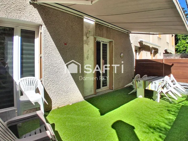Maison de ville d'environ 101m² avec terrasse, jardin en balcons, et garage double en enfilade