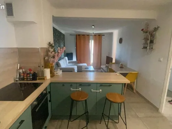 Beau meuble bien situé trés bien équipé