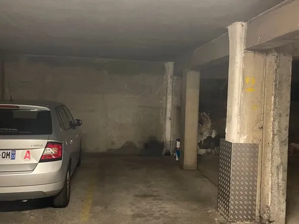 🚗 À vendre - Parking intérieur - Paris 20e