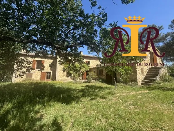 Superbe mas provençal en pierres avec piscine sur prés de 7Ha