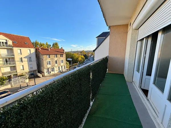 STUDIO AVEC BALCON - PLACE DE PARKING - PROCHE GARE RER B