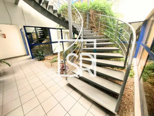Local professionnel 577 m²