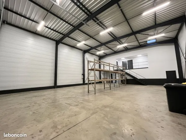 À LOUER | Local d'activité PREMIUM - 292 m² - Hangar + Bureaux - Neuf & équipé - Proche RN88