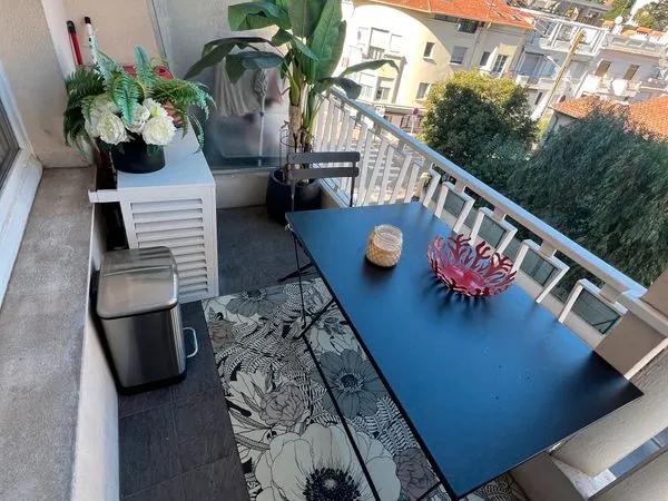 Cannes - magnifique studio rénové avec balcon - à 100 m de la rue d'antibes