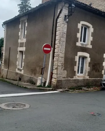 Maison de 90m2 + dépendances + cour