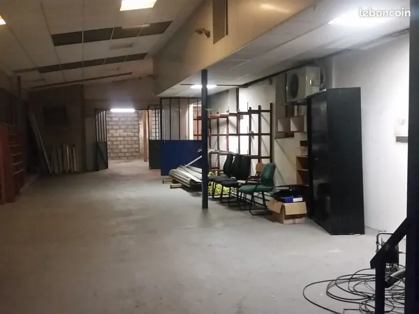 Entrepôt 250 m2 + bureaux 80 m2 LIVRY-GARGAN