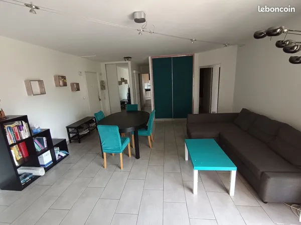 Lyon 8e - T4 88,6 m² -3 chambres- 2 balcons - parking - ascenseur