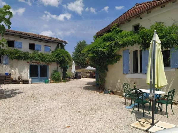 Maison de caractère avec dépendances et potentiel d'aménagement