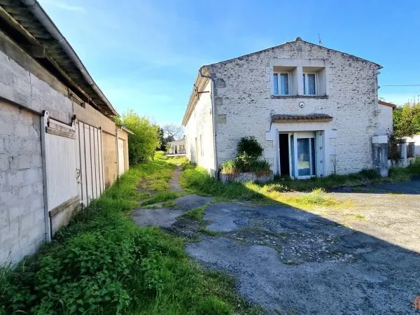 À 600 m du centre et proche port et plages, ensemble immobilier à fort potentiel...