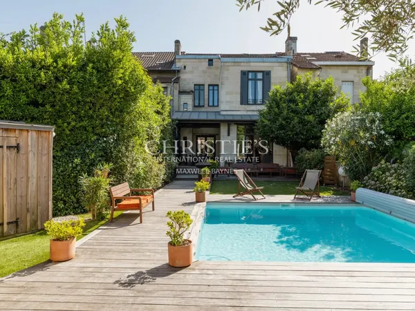 MAISON DE MAÎTRE RÉNOVÉE AVEC MAISON D'INVITÉS, PISCINE ET GARAGES