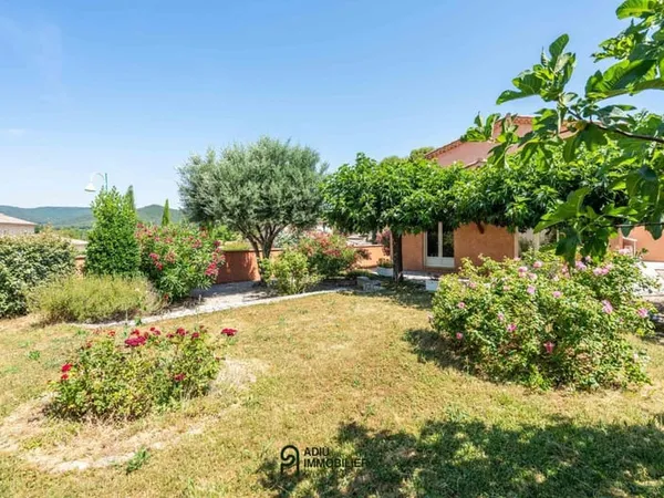 Maison de plain-pied avec grand terrain, deux garages et jardin piscinable à Saint-Laurent-de-Carnol