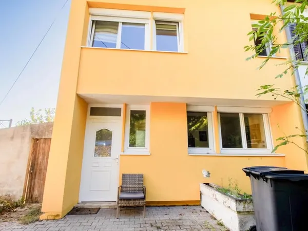 Maison À Vendre avec jardin