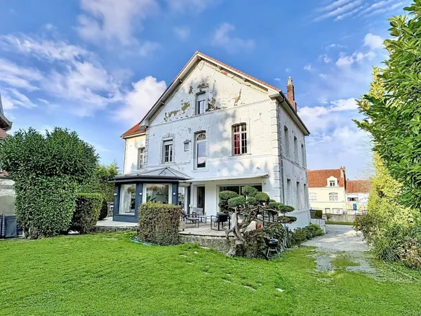 Maison de maître rénovée avec gîte T3, garage et jardin à 8