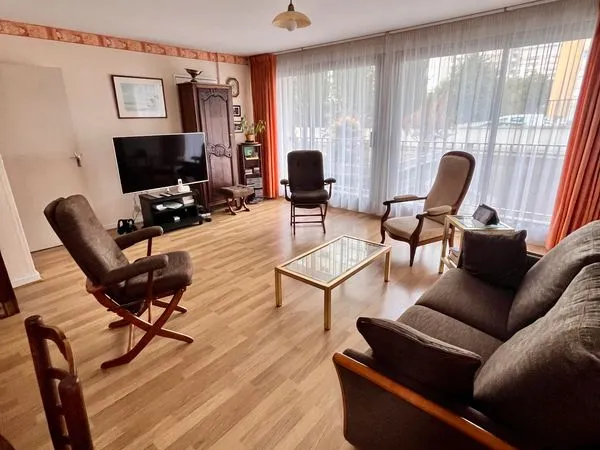 Appartement 3 chambres avec balcon, 2 parkings et cave 169 000 euros
