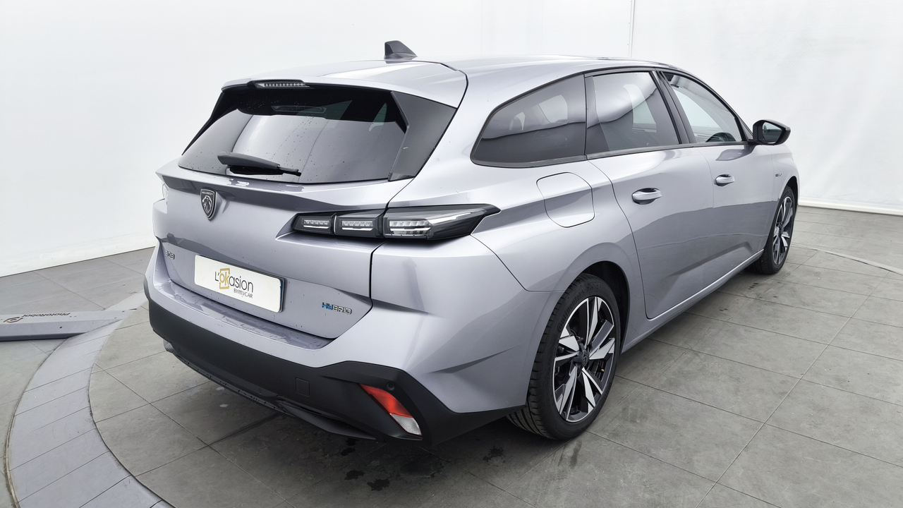 Peugeot 308 SW PHEV 180 e-EAT8 — photo 5
