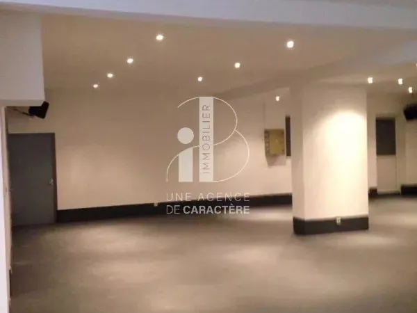 A 10 MNS DE FONTAINEBLEAU LOCAL A USAGE COMMERCIAL TRAVERSANT de 430 M² LOI CARREZ
