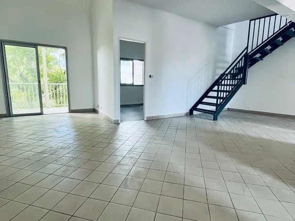 Local professionnel 93 m² - emplacement premium - parking privé - Saint-Louis