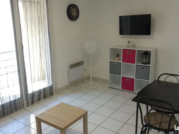 Studio Meublé balcon parking Costières