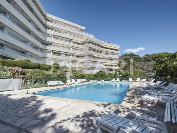 CANNES - CROIX DES GARDES - 5 PIECES AVEC TERRASSE ET VUE MER
