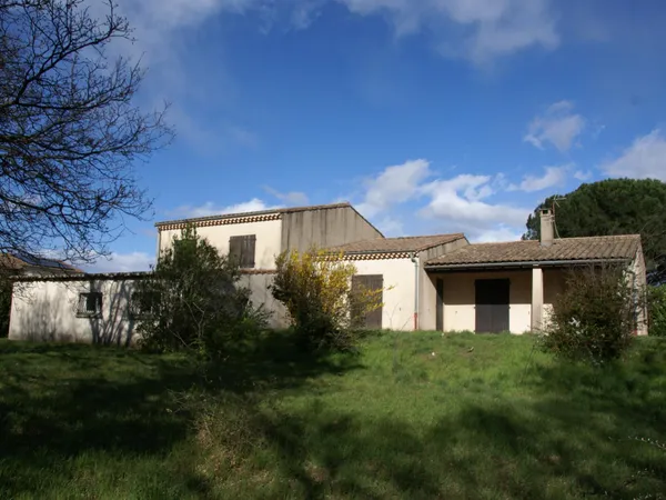 Grande maison avec terrain d'exception à découvrir et dépendance