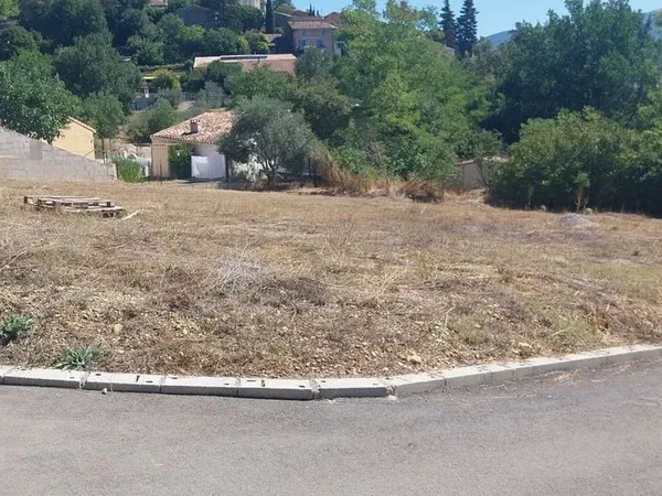 Terrain à bâtir de 614 m² à SAINT-JULIEN-D'ASSE (04)