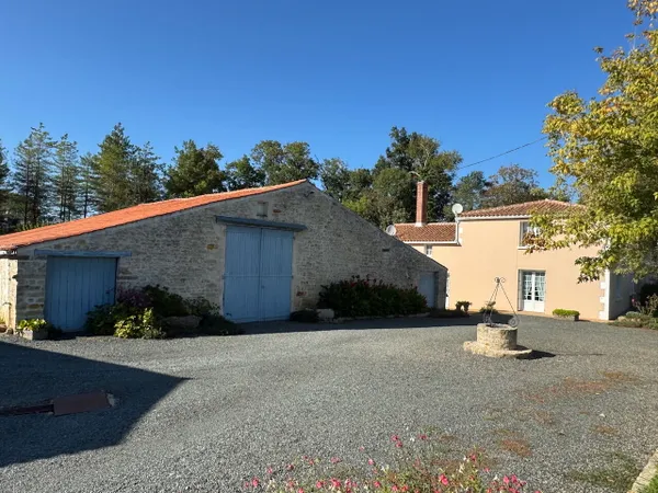 Maison en pierres à rafraichir avec 2 granges. ST JEAN D\'HERMINE - 85210.