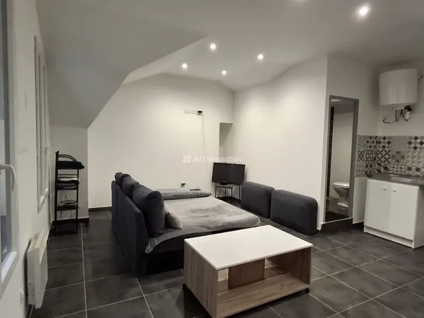 Grand studio entièrement rénové