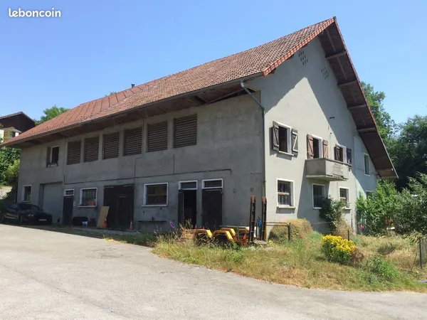 Maison appartement mitoyen dans gros batiment