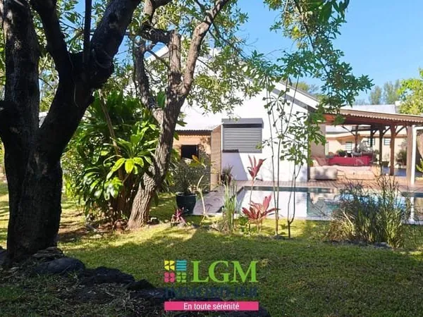 Calme, nature et confort pour cet ensemble immobilier de 2 villas avec piscine à ST-PIERRE (97432)