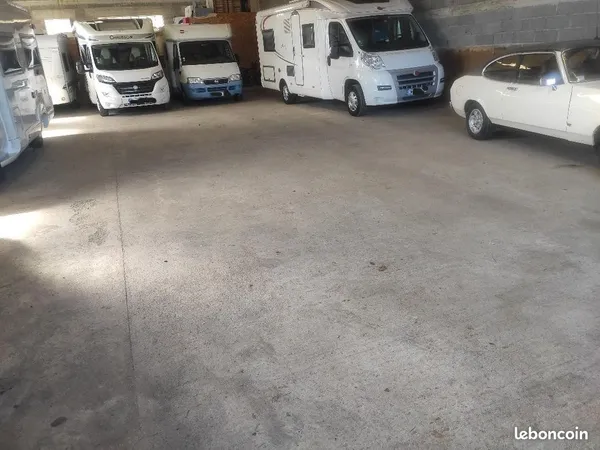 Emplacement camping car - voiture