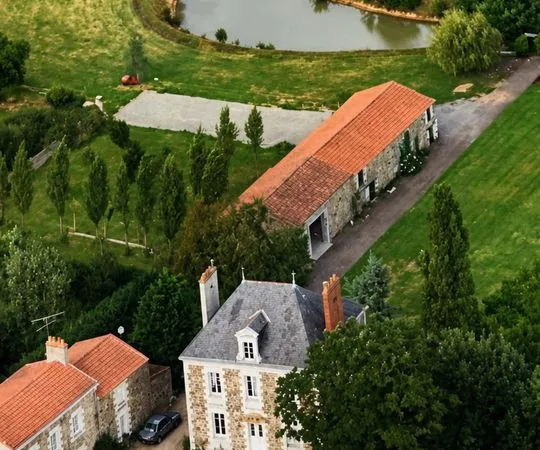 Maison de maître de 1906 sur un domaine avec étang et dépendances - près de 1,3 ha