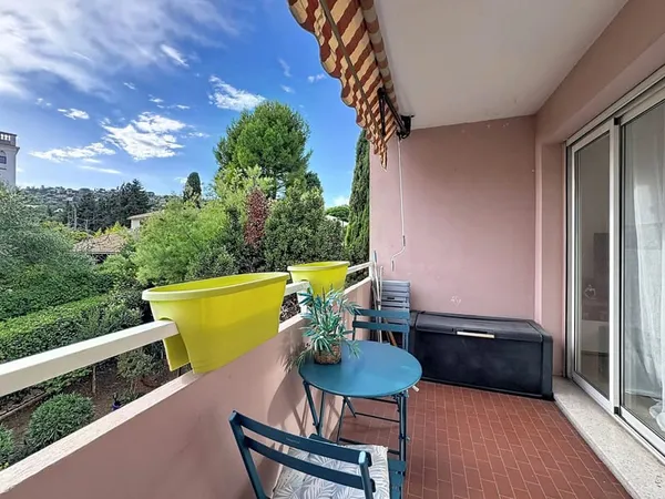 GOLFE JUAN - BEL APPARTEMENT 4 PIÈCES RÉNOVÉ AVEC TERRASSE, PARKING ET CAVE