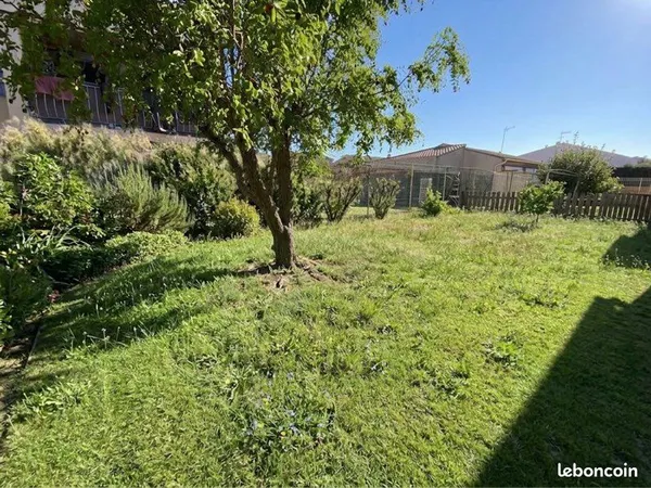 Haut de villa de 59 m2 avec jardin et places parking